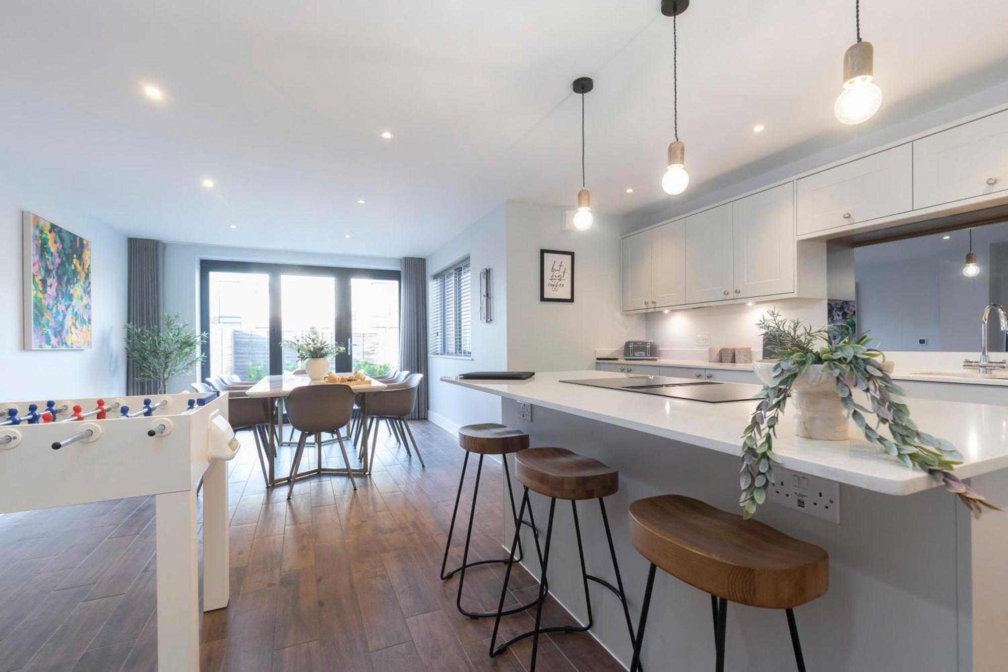 Elliot Oliver - The Old Surgery - Stunning 4 Bedroom With Parking In *