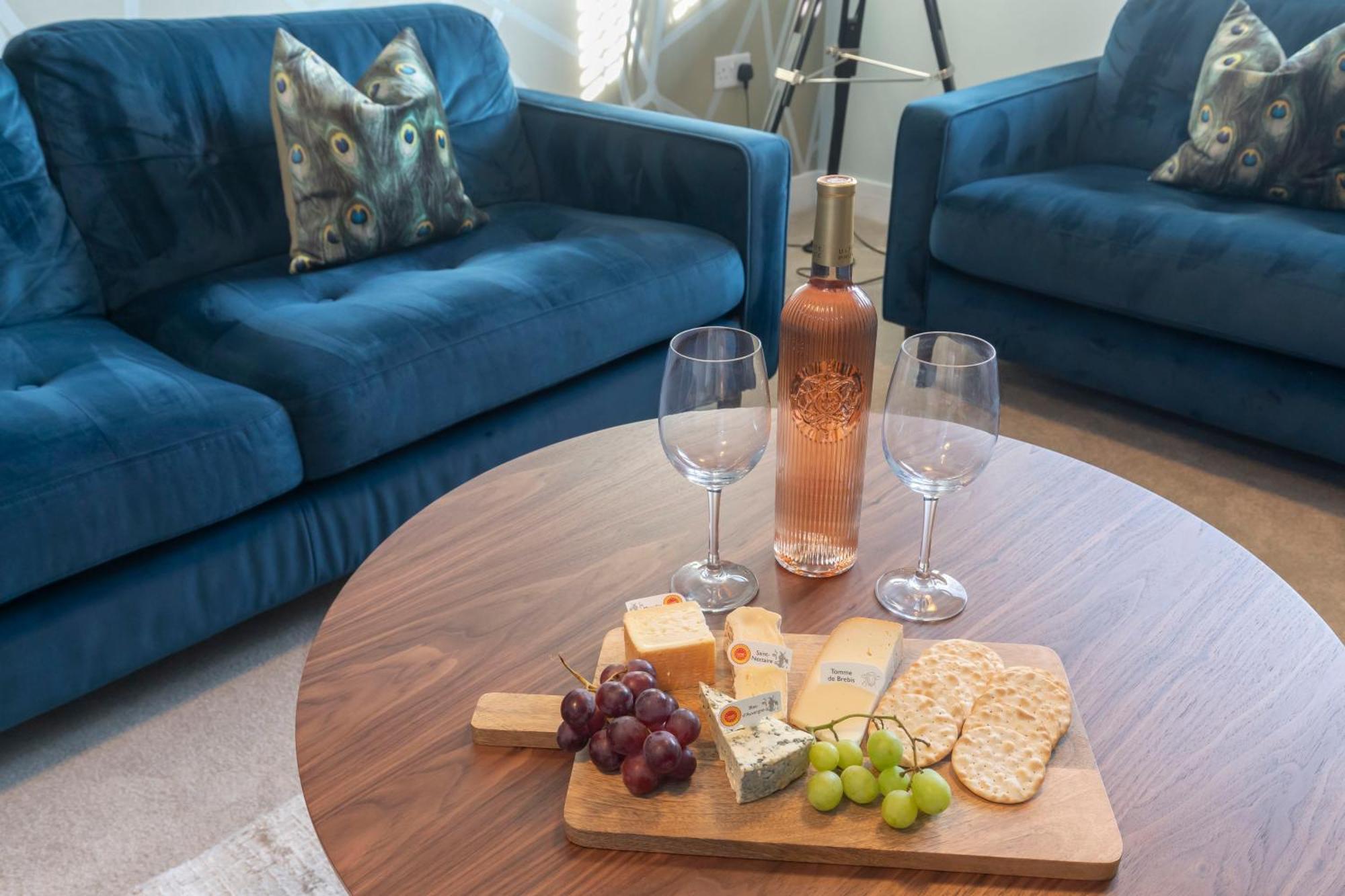 Holiday home Elliot Oliver - The Old Surgery - Stunning 4 Bedroom With Parking In