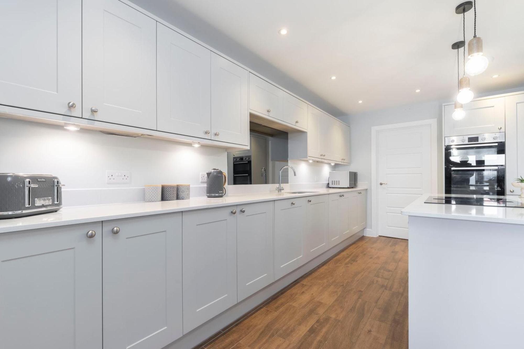 Elliot Oliver - The Old Surgery - Stunning 4 Bedroom With Parking In *